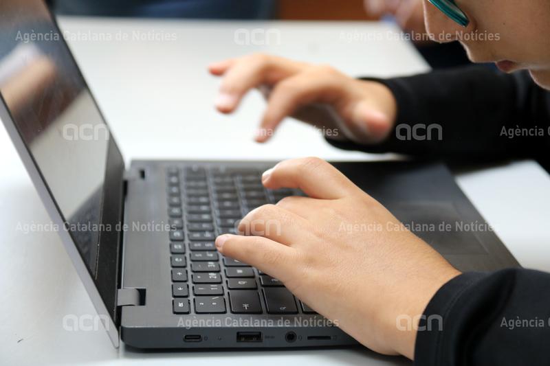 L'aprenentatge digital genera fatiga mental als universitaris, segons un estudi internacional coliderat per la UAB