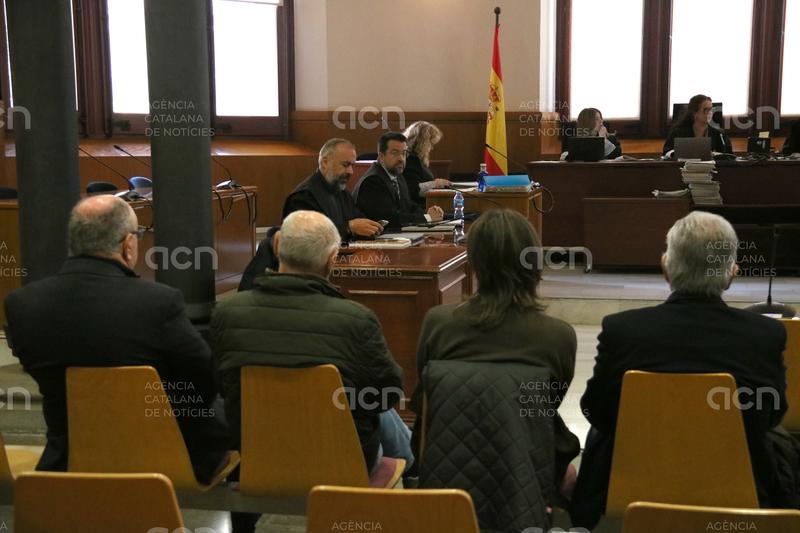 Condemnes de fins a tres mesos de presó per falsedat documental per a tres dels deu acusats de la peça 21 del Mercuri