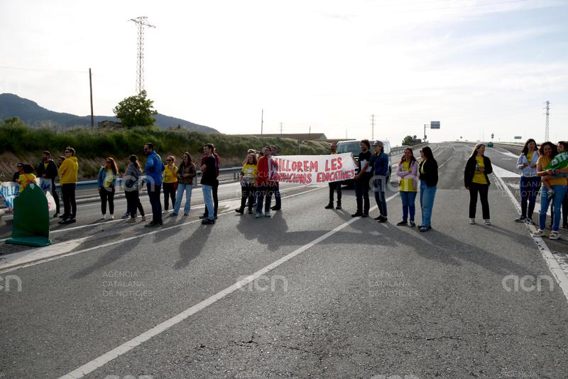 Una trentena de docents fan talls intermitents a l'N-240 davant una "lluita prolongada" de la comunitat educativa