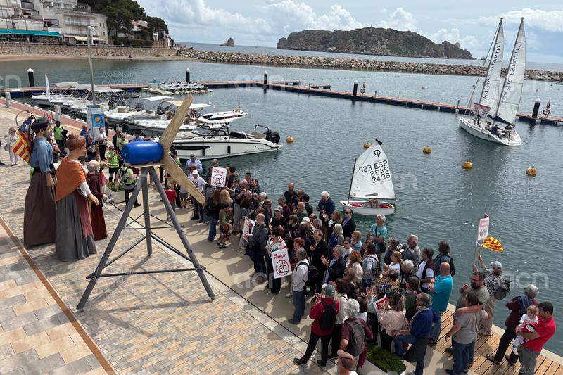 Unes 200 persones es mobilitzen a l'Estartit contra els macroprojectes de renovables a l'Empordà