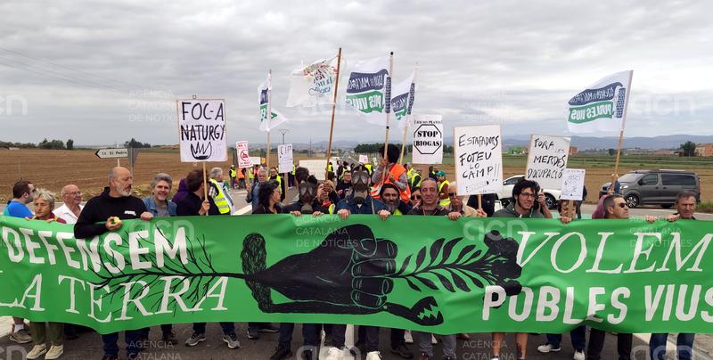 Desenes de persones tallen una carretera a Bellcaire d'Urgell contra la planta de biometà de la Sentiu de Sió