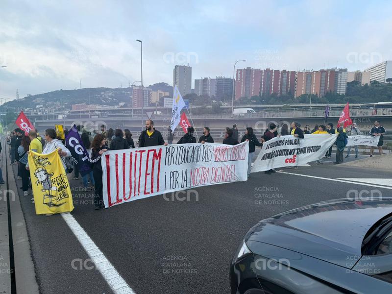 Els docents reobren la C-17 a Montcada i Reixac després d'una hora de protesta