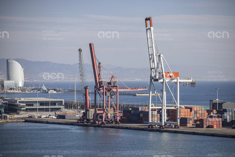 Els vehicles electrificats creixen un 77,7% al port de Barcelona fins al maig i ja representen el 17,6% del tràfic