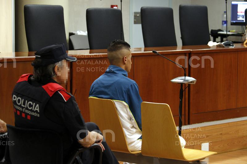 La víctima nega al judici que l'acusat de segrestar-la i agredir-la sexualment dins una furgoneta a Lleida la violés