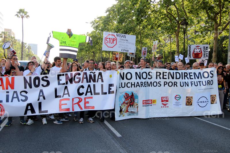 Els treballadors de Nissan protesten contra l'ERO davant el consolat del Japó i tallen la Diagonal