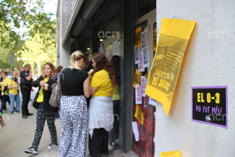 Professionals d'escoles bressol irrompen a la seu del PSC per exigir un finançament públic i estable