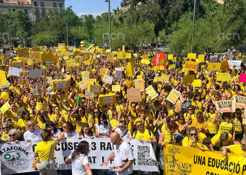 Professionals d'escoles bressol es manifesten per exigir més recursos i l'equiparació laboral amb la resta de docents