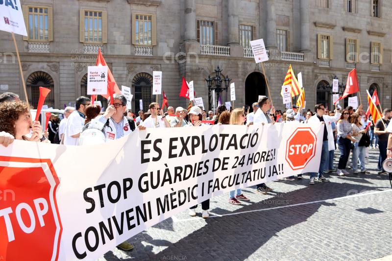 Els metges protesten davant la Generalitat per reclamar solucions a la sobrecàrrega laboral en una nova jornada de vaga
