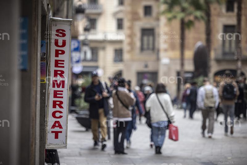 Barcelona suspèn durant un any la concessió de noves llicències de supermercats que poden obrir les 24 hores

