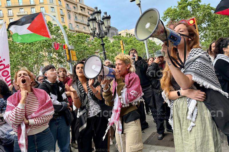 Barcelona condemna "l'assalt" de la Flotilla en aigües internacionals i el "segrest" d'activistes