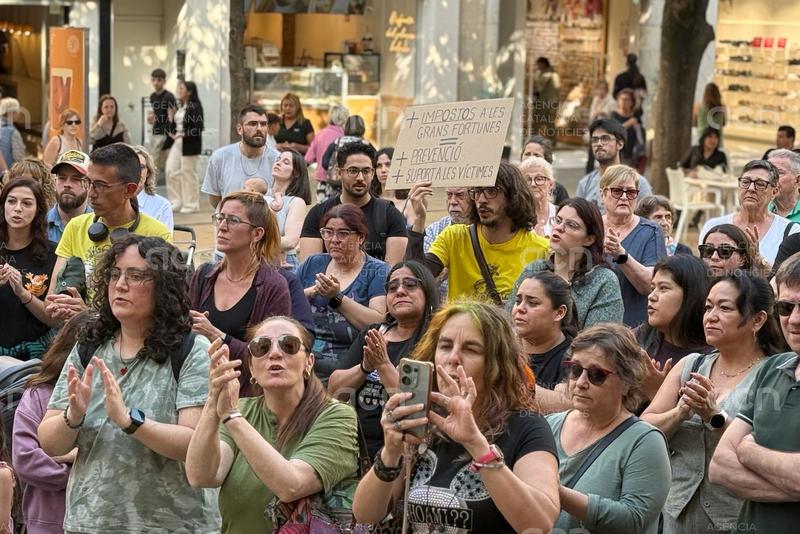 Uns 150 figuerencs tornen a concentrar-se a l'Ajuntament per condemnar el crim masclista i demanar "responsabilitats"
