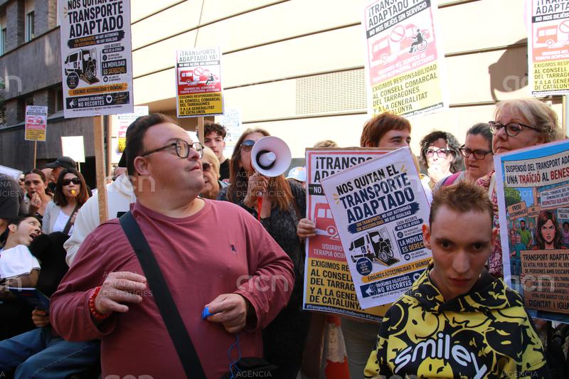 Protesten per reclamar que es mantingui el transport adaptat de persones amb discapacitat al Tarragonès