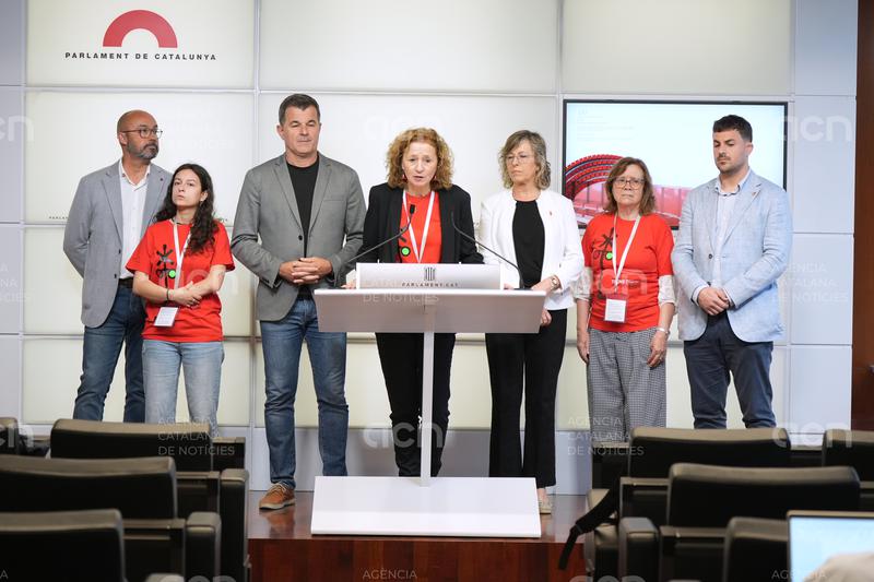 El Parlament aprova reclamar trens semidirectes a l’R15 i l’R16 i més Avant per a les Terres de l’Ebre