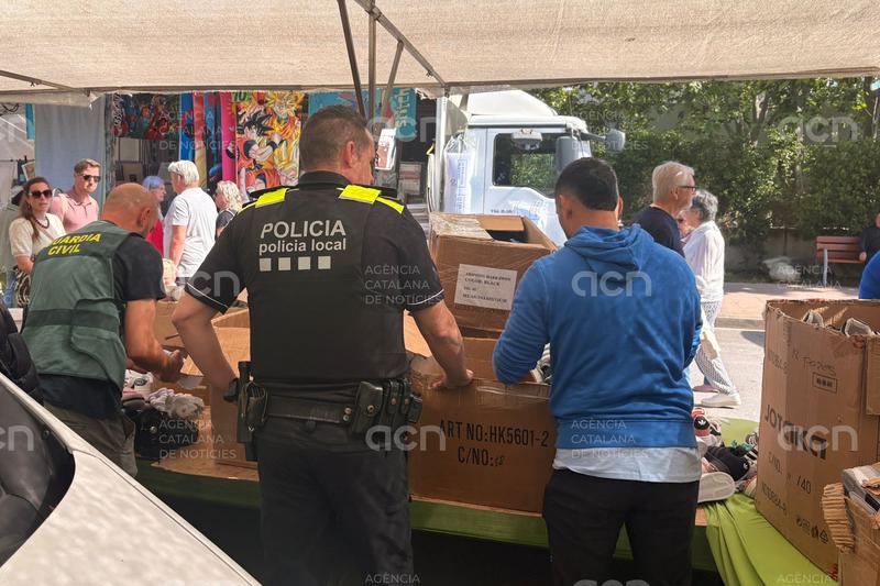 Decomissen 940 articles falsificats valorats en 158.000 euros en un dispositiu policial al mercat de Palamós
