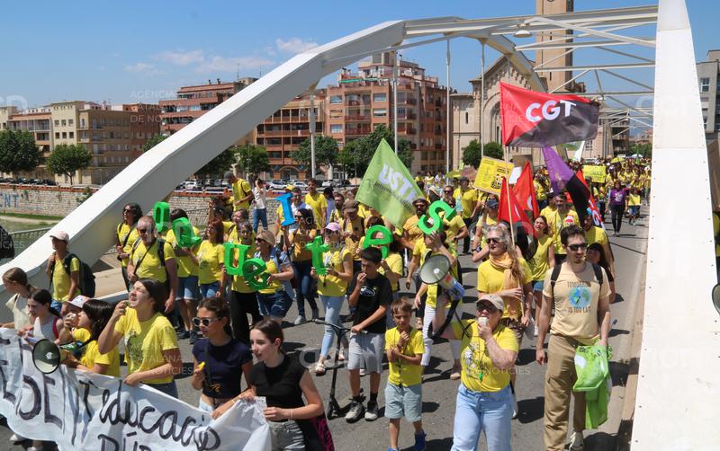Un miler de mestres es manifesten a Tortosa i irrompen als instituts i a l'Ajuntament