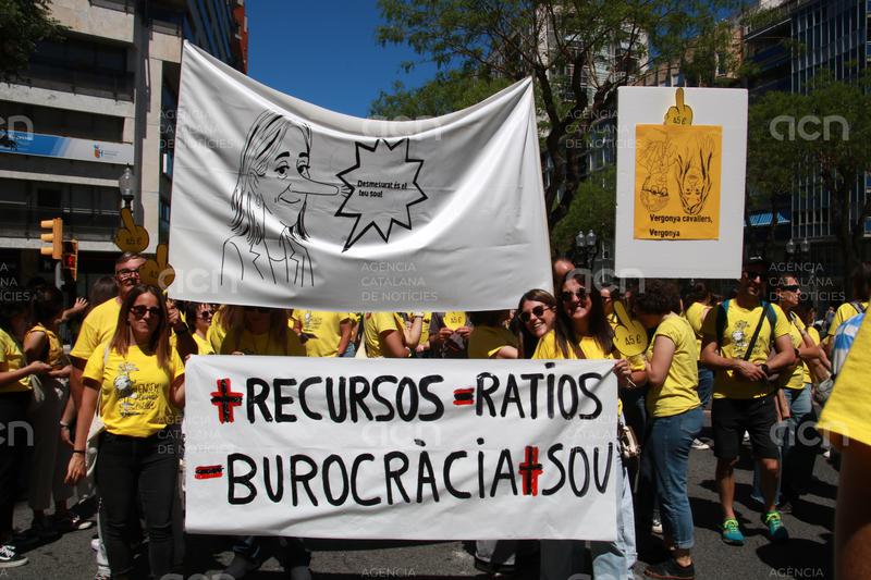 Més d'un miler de docents protesten a Tarragona per reclamar millores i denunciar "l'emergència educativa"