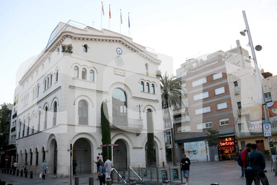 Badalona aprova un nou pagament de serveis pendents en plena polèmica pel préstec de l'Estat per eixugar factures