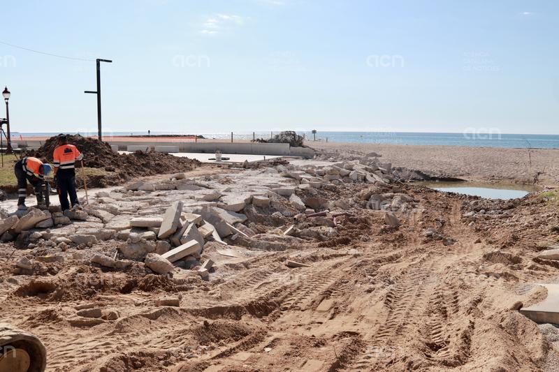 Comença la reparació de l'esvoranc del passeig Marítim de Cubelles causat pel desbordament del Foix l'estiu passat