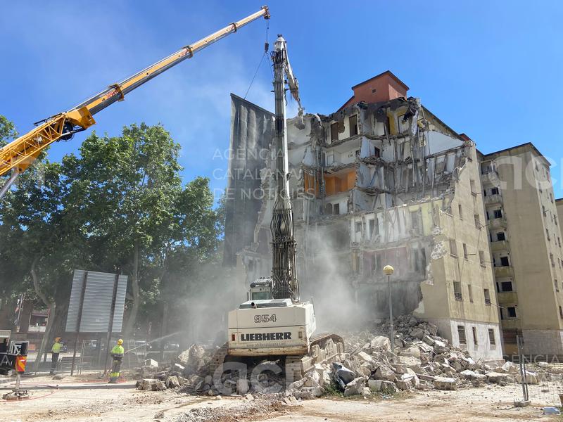 Comença l'enderroc dels últims blocs de pisos amb aluminosi del barri de Sant Roc de Badalona