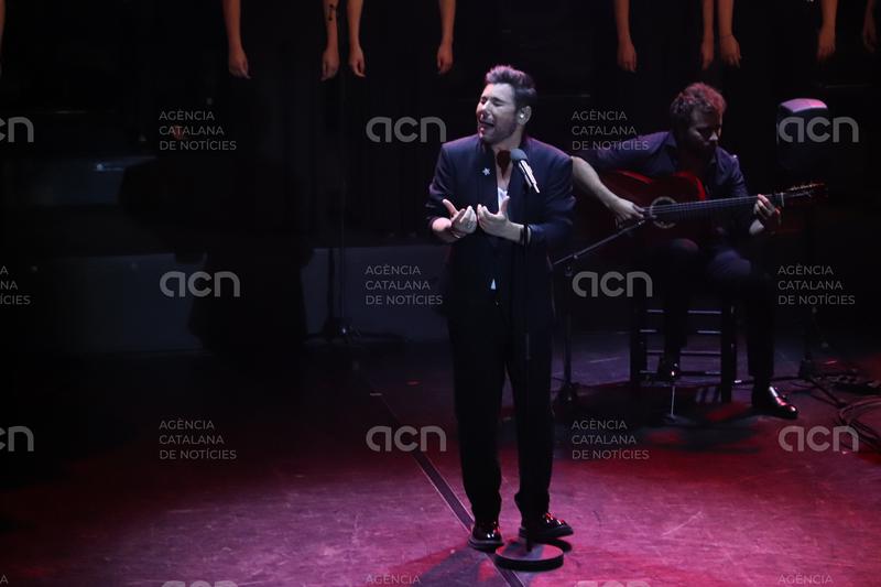 Miguel Poveda recupera el repertori de 'Desglaç' vint anys més tard a Girona i hi afegeix un poema de Joana Raspall
