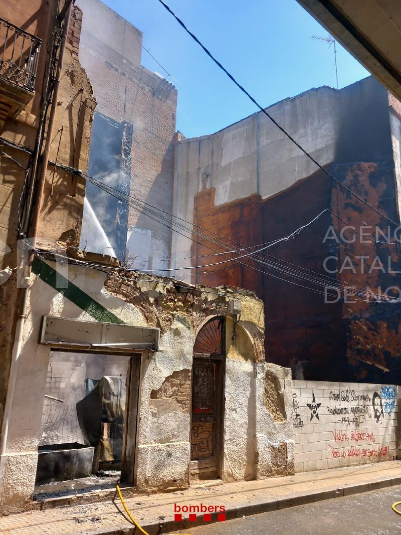 Sis dotacions dels Bombers treballen en un incendi que s'ha originat en un solar de Reus