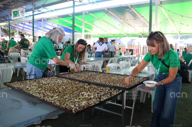 Les altes temperatures no frenen la participació massiva i l'ambient festiu en el dia central de l'Aplec del Caragol