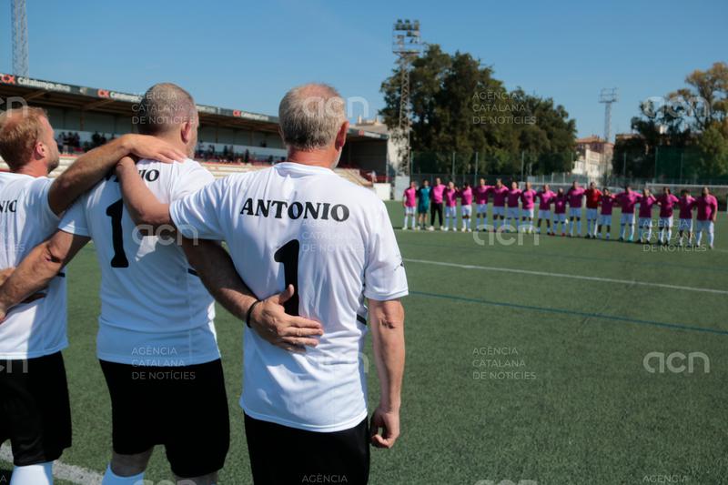 Amics, familiars i companys del bomber mort a l'incendi del Baix Ebre l'homenatgen amb una jornada de futbol a Tortosa