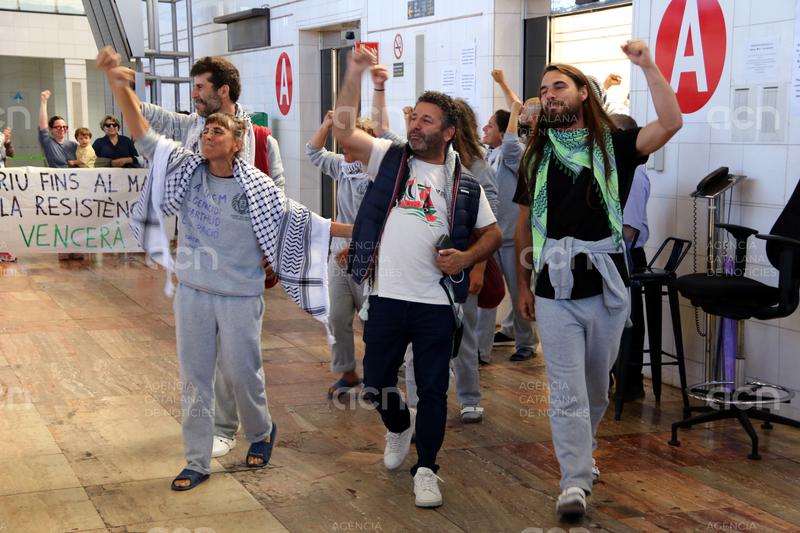 La Flotilla denuncia maltractaments d’Israel en arribar al Prat: “Entres en el túnel del terror, el de la tortura”