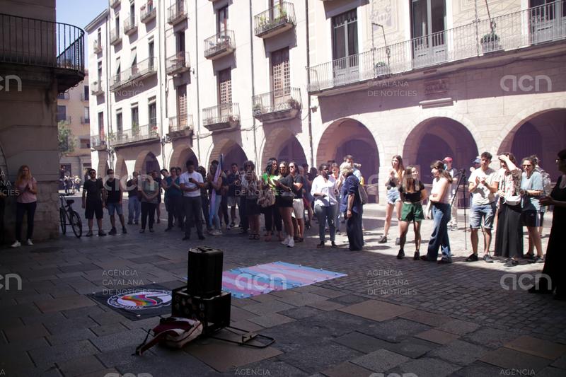 Un centenar de persones es concentren per condemnar el crim de Figueres i reivindicar "que les dones trans són dones"