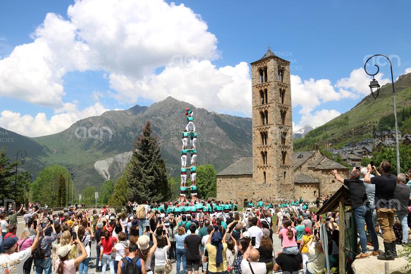 Els castellers de Vilafranca uneixen tradició i patrimoni en una actuació insòlita al conjunt romànic de la Vall de Boí