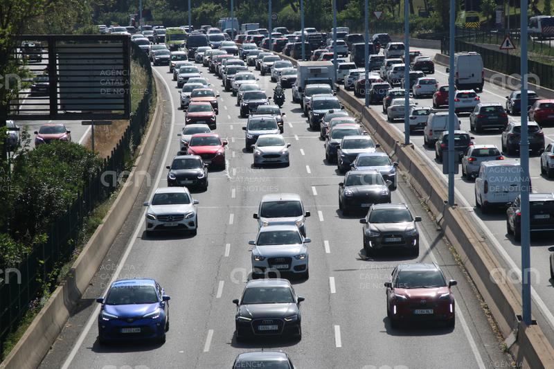 Uns 597.000 vehicles surten de l'àrea metropolitana en el cap de setmana previ a Sant Joan, el 98% dels previstos