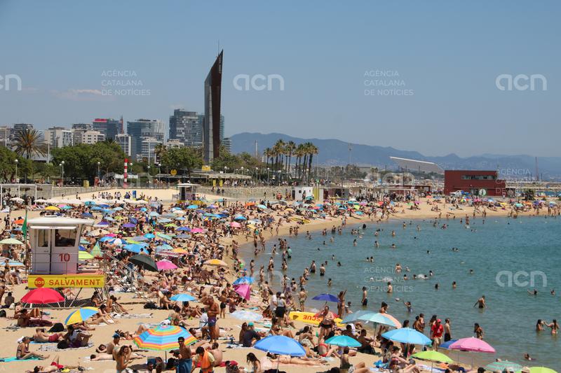 Les platges de Barcelona s’omplen amb el bon temps: "Donem per inaugurada la temporada d'estiu"