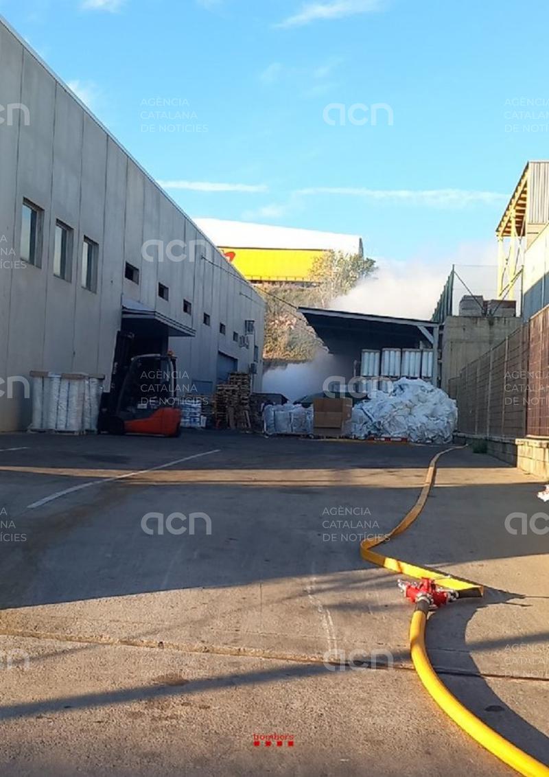 9 atesos, 3 en estat lleu, per la reacció d'un contenidor amb residus de piscines i clor al polígon Bufalvent de Manresa