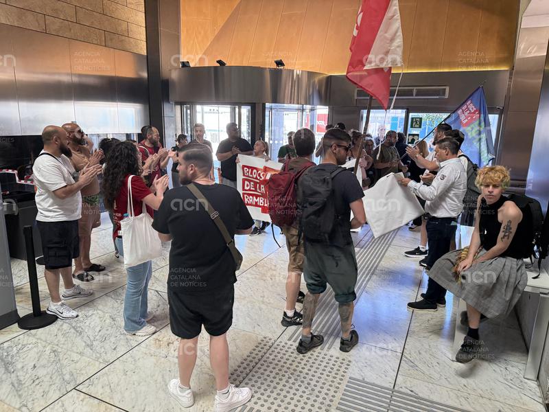 Veïns dels set blocs de la Mina ocupats des del 2017 protesten al vestíbul de Drets Socials per exigir solucions