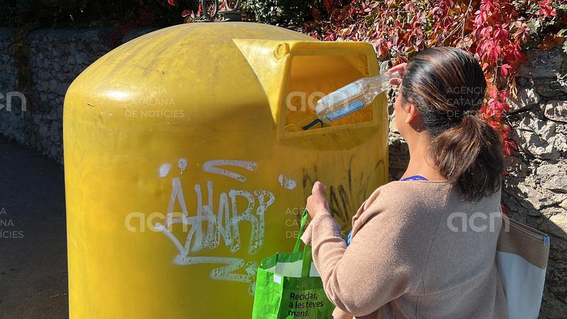 Descobreixen els obstacles moleculars que dificulten el reciclatge total de les ampolles de plàstic