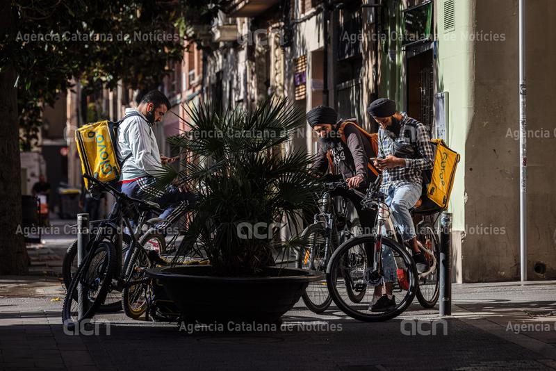 Inspecció de Treball proposa multar Glovo per mantenir els repartidors al carrer a Barcelona durant una alerta per calor