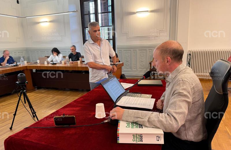 Prenen possessió els dos nous regidors del PSC a Ripoll amb retrets d'Orriols que els titlla "d'esquirols"