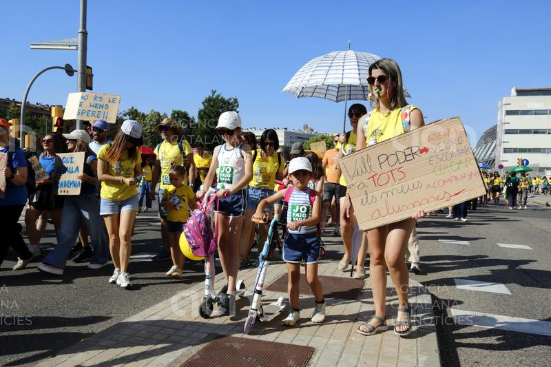 Centenars de docents es manifesten a la C-12 a Lleida en una nova jornada de vaga a tot Catalunya