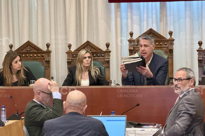 El govern de Badalona celebra l'arxiu de l'expedient del B9 i acusa l'oposició de partidista