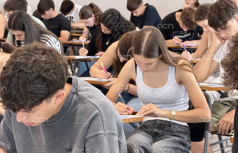 Un centenar d'alumnes del Bages s'enfronten a un simulacre de selectivitat abans de realitzar les proves oficials