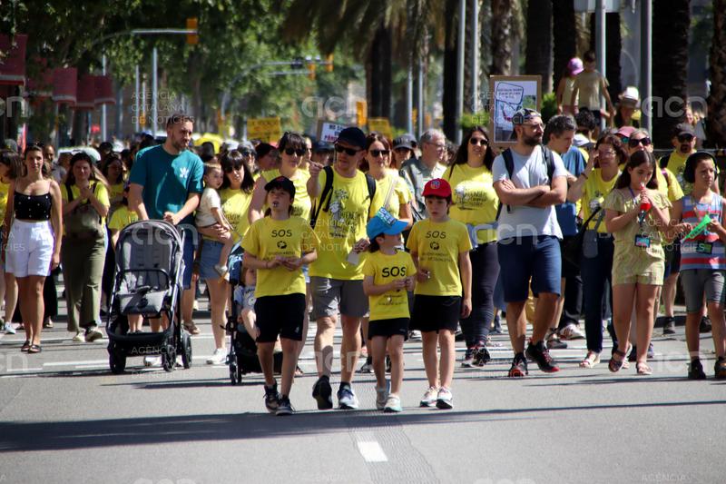 Milers de docents es manifesten a Barcelona amb to reivindicatiu i festiu amb motiu de la vaga a tot Catalunya