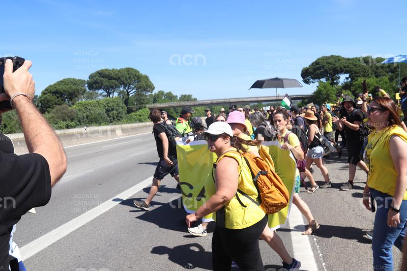 Els docents aixequen el tall de l'autopista a Salt