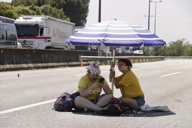 Els docents aixequen tots els talls de carreteres en el marc de la vaga arreu de Catalunya