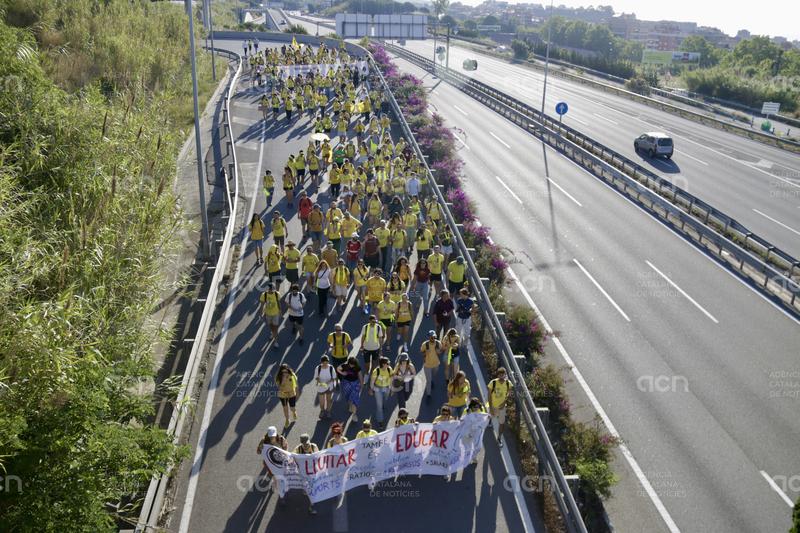 Els docents tallen la C-32, l'N-II i ocupen l'Ajuntament de Mataró en una nova jornada de protestes
