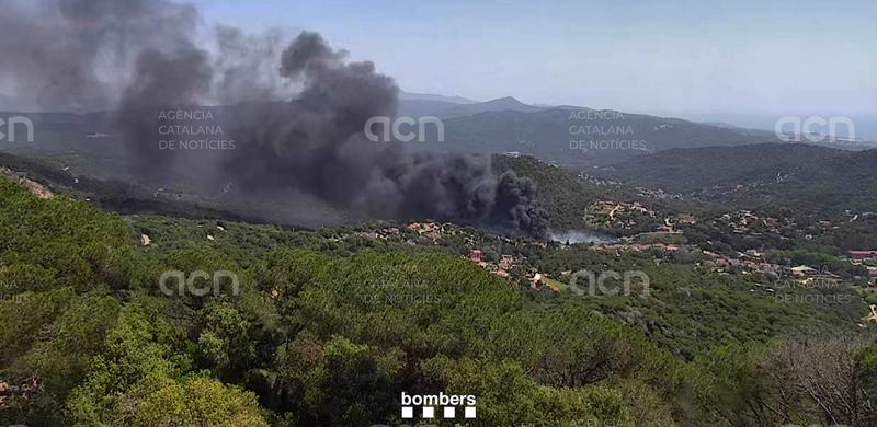 Estabilitzada la part forestal del foc d'Òrrius i els Bombers deixen cremar ara la parafina a l'interior de la indústria