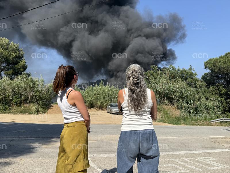 Veïns afectats pel foc creuen que no podran tornar a casa fins d’aquí un parell de dies: “Caldrà tenir paciència”