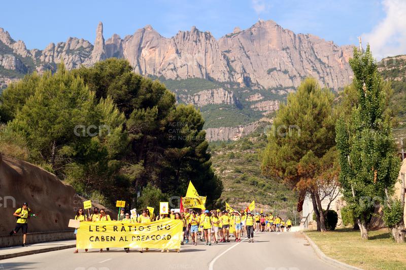 Un centenar de docents fan una marxa a peu fins a Montserrat per mostrar el seu rebuig al preacord d'Educació