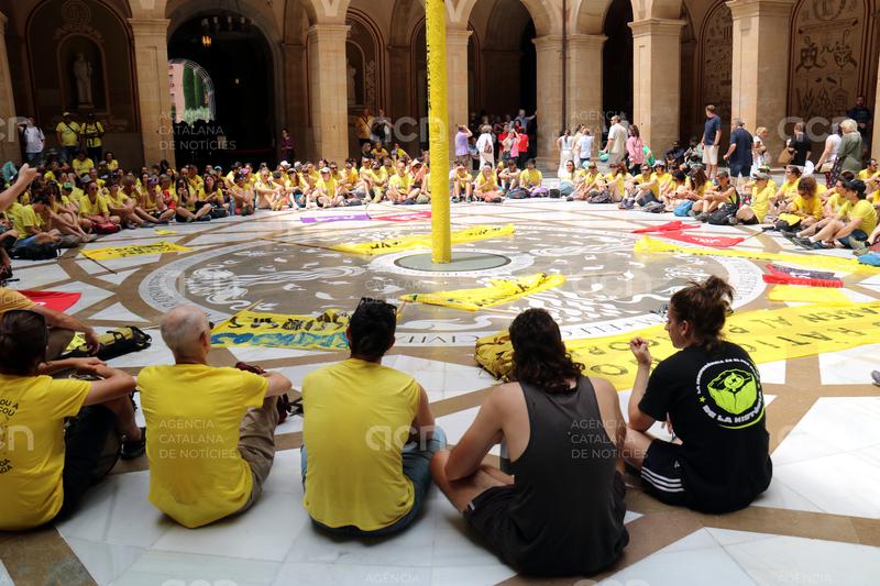 Docents de la Catalunya Central debaten el preacord en una assemblea insòlita a l'atri de la basílica de Montserrat