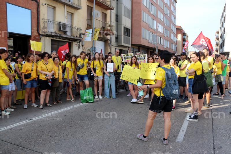 Unes 200 persones es manifesten pels carrers de Manresa en contra del preacord d'Educació i els sindicats majoritaris