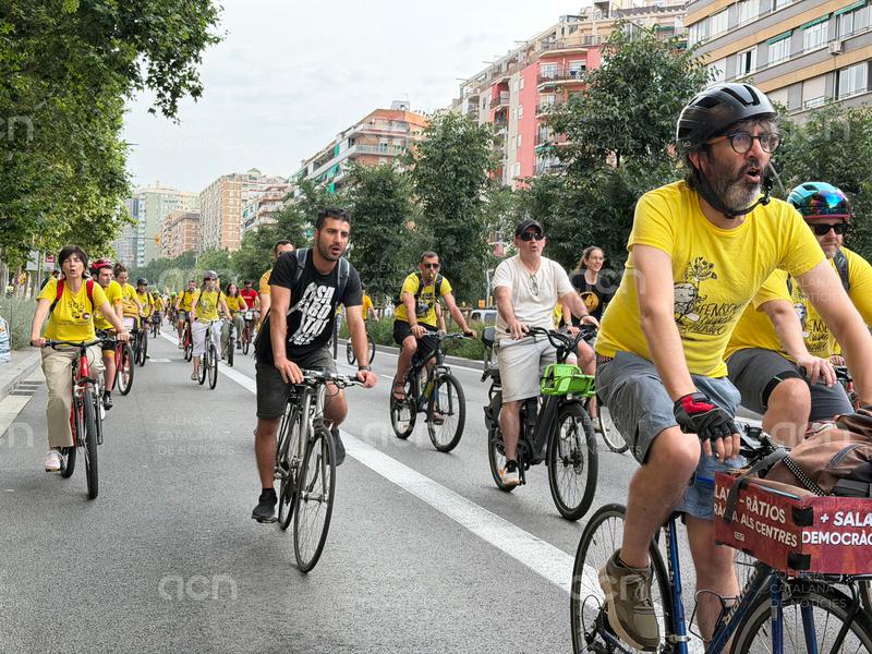 Docents en vaga fan una bicicletada per Barcelona per exigir millores més enllà del preacord signat